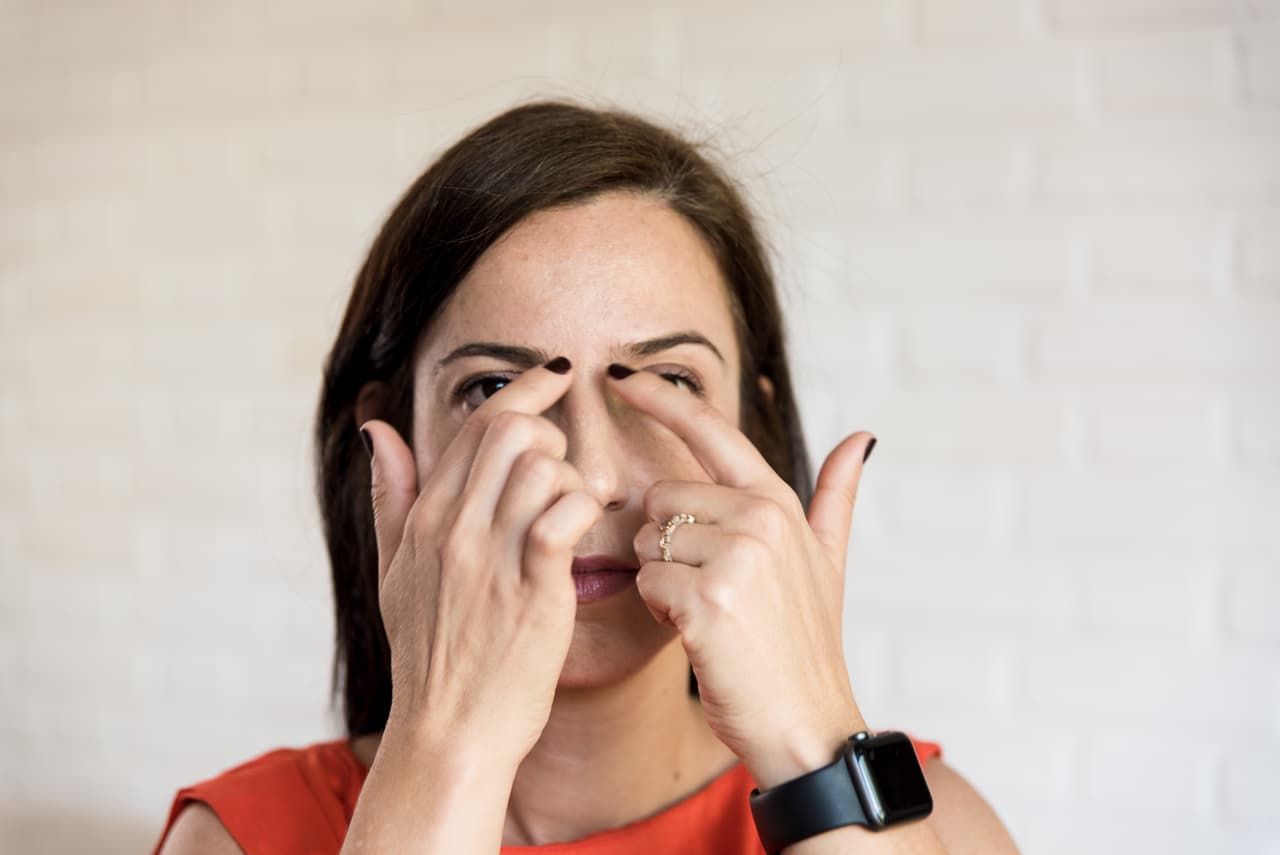 <b>Masaje en los ojos</b>. En primer lugar, tienes que poner los dedos al comienzo de sus cejas.