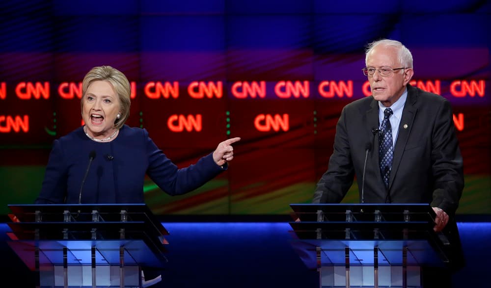 El choque más duro entre Clinton y Sanders en el debate de Michigan