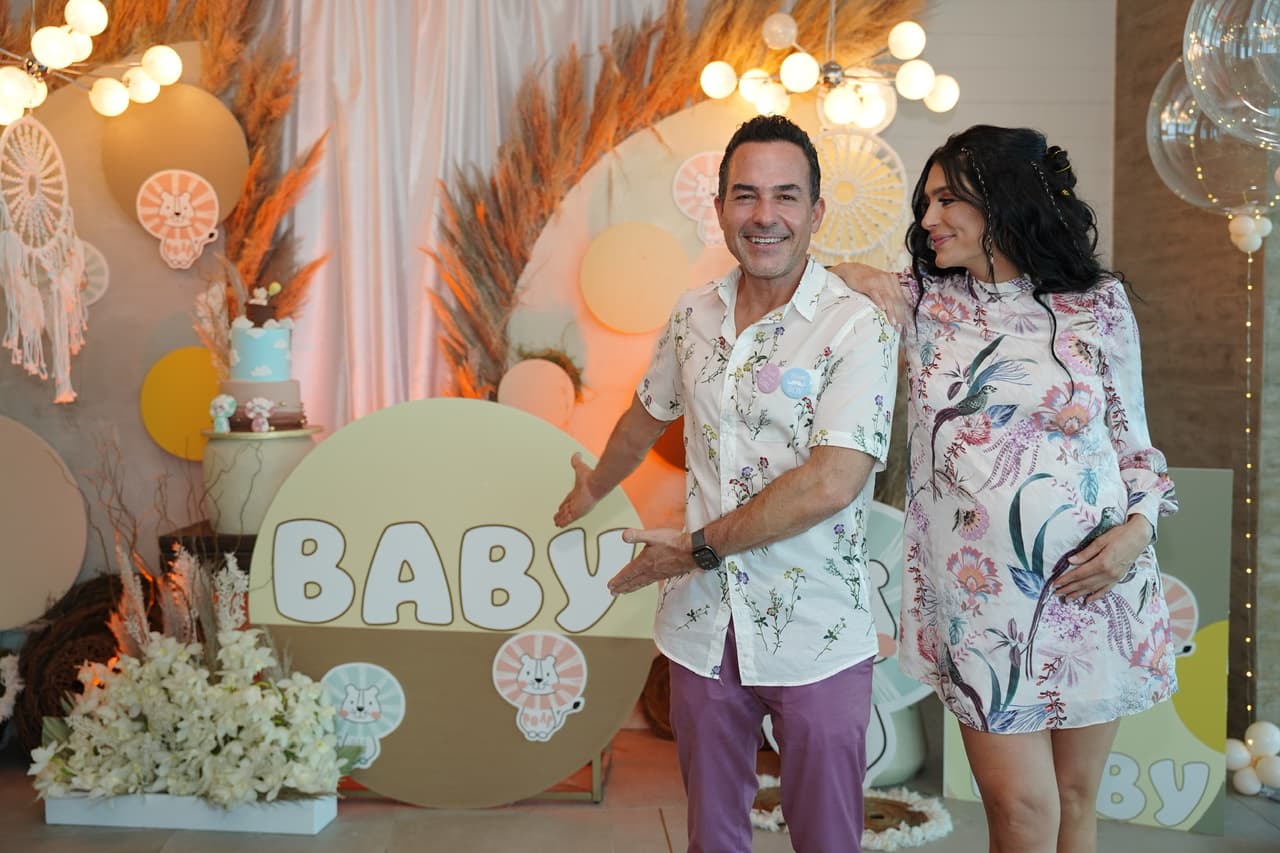 En esta celebración, el conductor de Despierta América junto a Vanessa dieron a conocer si era un niño o una niña la que esperaban con mucha felicidad.