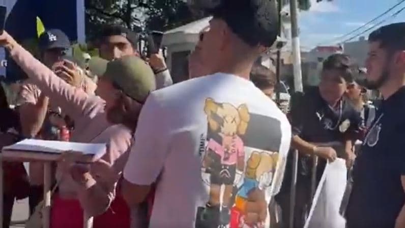 Pulido tiene gran gesto con fans en su primera práctica con Chivas