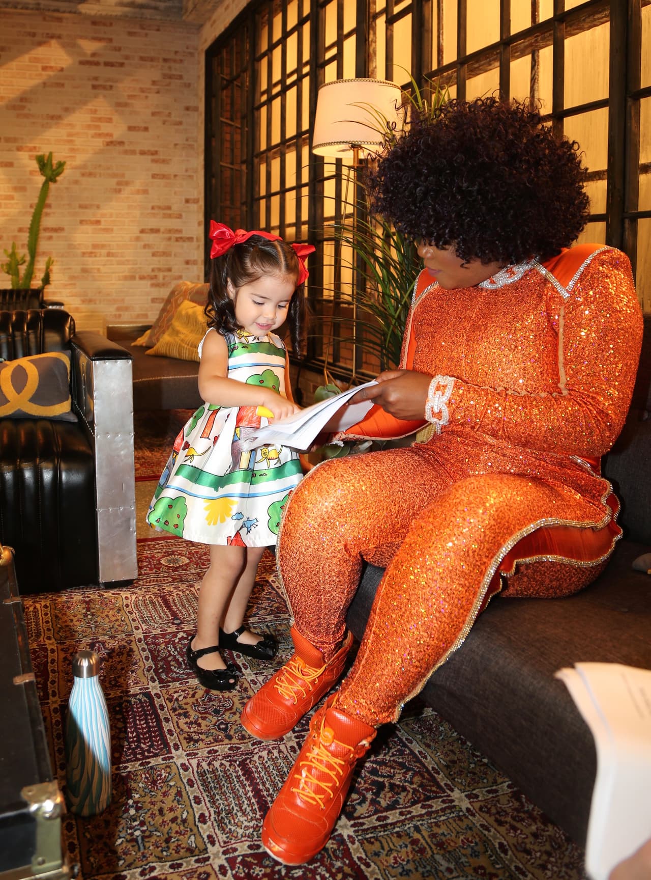 También se divirtieron dibujando, meintras las cámaras las captaban.