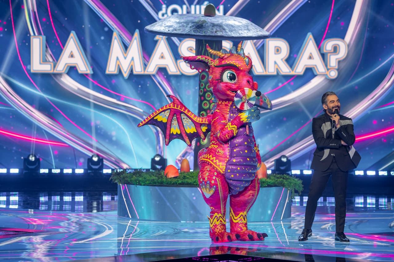 Alebrije inició la noche con la canción 'El Farsante', demostrando con sus pasos de baile que tiene el “fuego por dentro”.