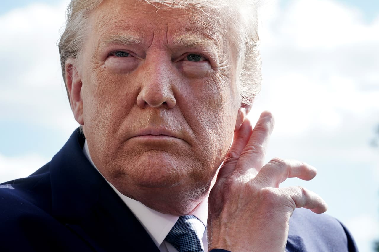 <b>El presidente</b> 
<b>Donald Trump: el investigado.</b> Solo tres presidentes han enfrentado un proceso similar: Andrew Johnson (1868), Richard Nixon (quien renunció antes de la conclusión del proceso en 1974) y Bill Clinton (1998 -1999). 
<u><a href="https://www.univision.com/noticias/politica/el-gobierno-de-trump-frena-la-declaracion-de-un-testigo-clave-para-el-impeachment-horas-antes-de-comparecer-ante-el-congreso">Es posible que Trump sea el próximo en tener</a></u>
<a href="https://www.univision.com/noticias/politica/el-gobierno-de-trump-frena-la-declaracion-de-un-testigo-clave-para-el-impeachment-horas-antes-de-comparecer-ante-el-congreso"> un ‘impeachment' en su hoja de vida</a>, luego que un funcionario denunciara que en una llamada le pidió a Volodymyr Zelensky, presidente de Ucrania, investigar al expresidente Joe Biden, un posible oponente político. Las tres ramas del poder público intervienen en un juicio político y forman una parte u otra del proceso igual que los que participan en una corte convencional.