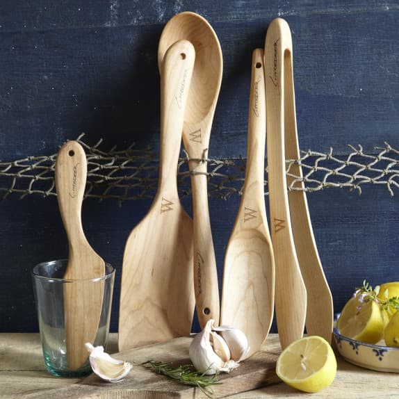 Este set está diseñado con madera de maple norteamericano, una colección del diseñador Tom Littleder. Inlcuye pinzas, paletas y cucharas para revolver y degstar. | De venta en:
<b><a href="http://www.williams-sonoma.com"> William Sonoma </a></b>$99.95
