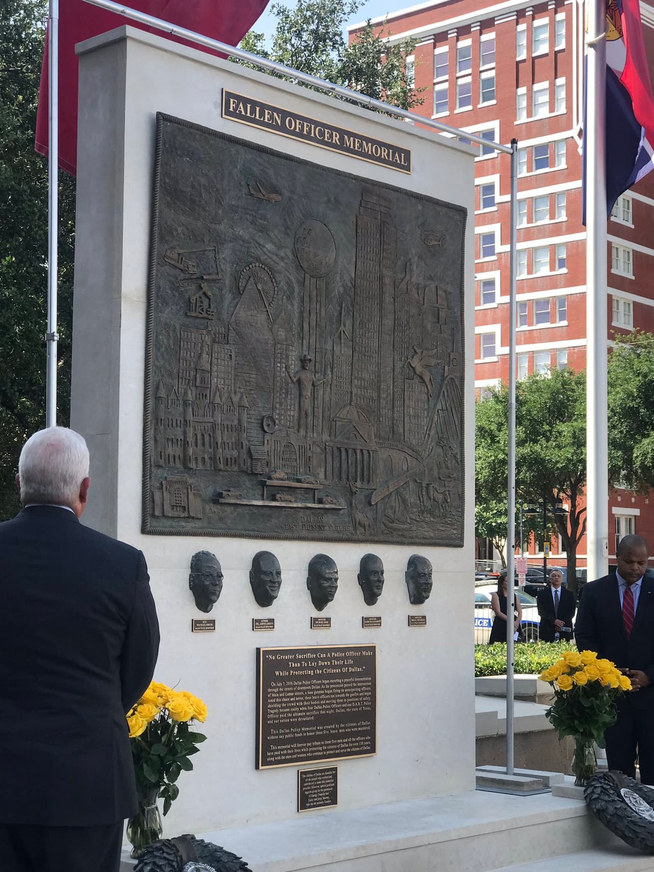 El monumento fue diseñado por Barvo Walker.