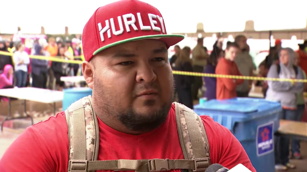 Sin importar la lluvia, cientos de voluntarios en Bullard, Texas se registraron con el FBI para colaborar con la búsqueda de la niña Kayla Gómez.