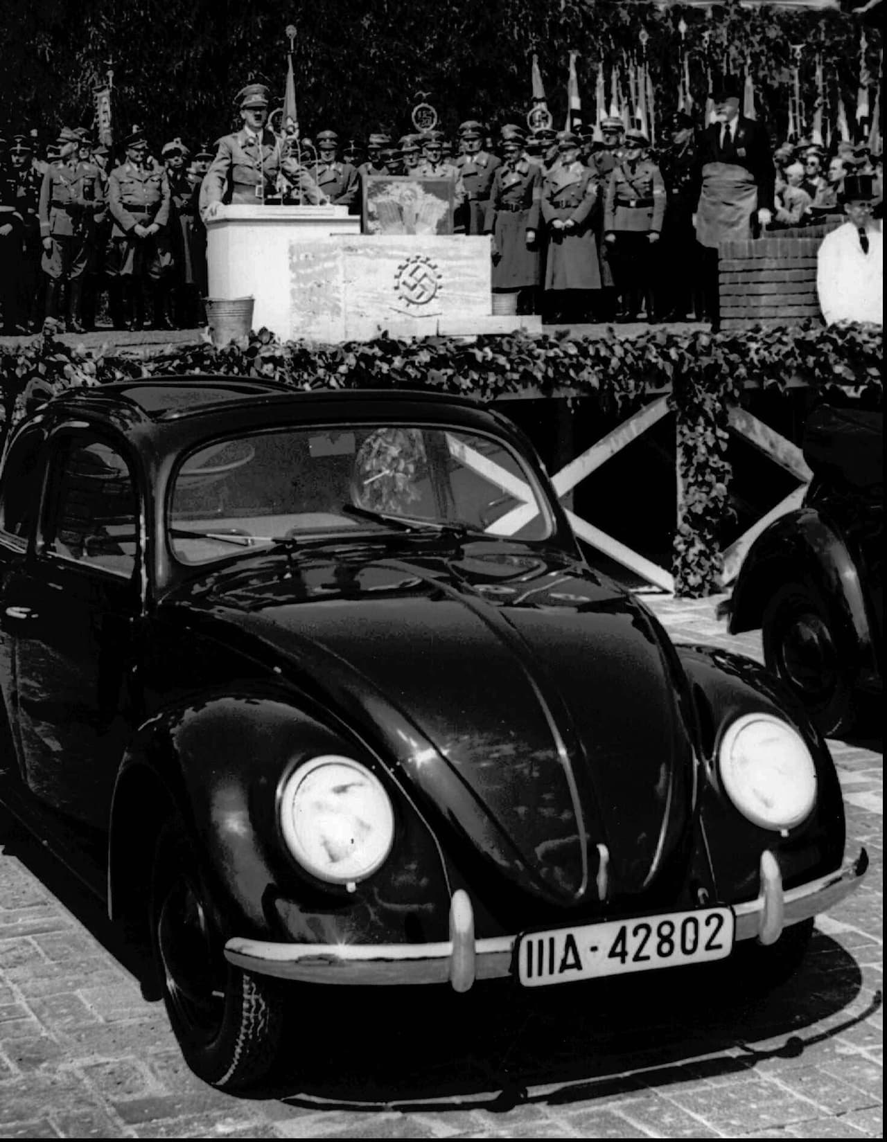 Pese a su relación directa con el régimen de Hitler, el auto escarabajo fue un éxito a nivel mundial. Sin embargo, Alemania dejó de fabricarlo en 1978. En la imagen del 26 de mayo de 1938, se muestra al líder nazi ablando en la ceremonia de apertura de la fábrica de autos Volkswagen en Fallersleben.
<br>