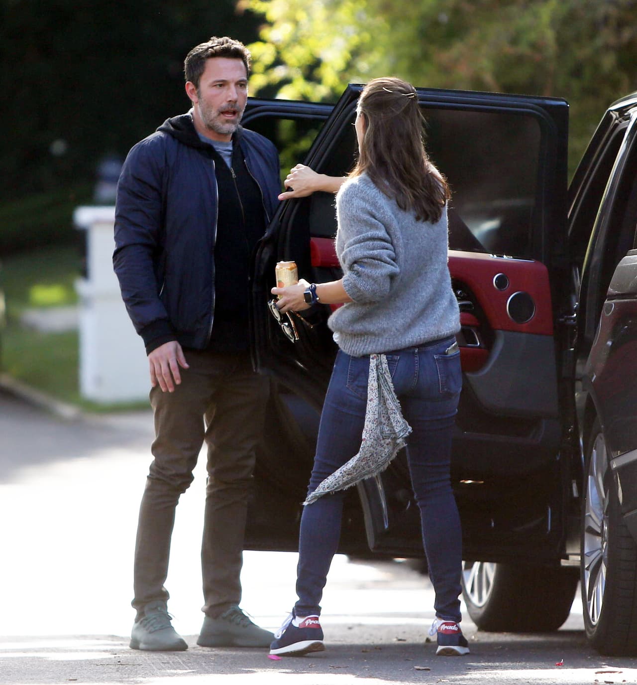 Sin embargo, el pasado viernes, no aguantó más y frente a su casa comenzó a discutir con su exmarido, quien hace un mes admitió públicamente que 
<b><a href="https://www.univision.com/shows/despierta-america/ben-affleck-reaparece-en-publico-tras-salir-de-rehabilitacion-y-te-contamos-quien-lo-acompanaba-video">sufrió una recaída</a></b> en su lucha contra el alcoholismo.