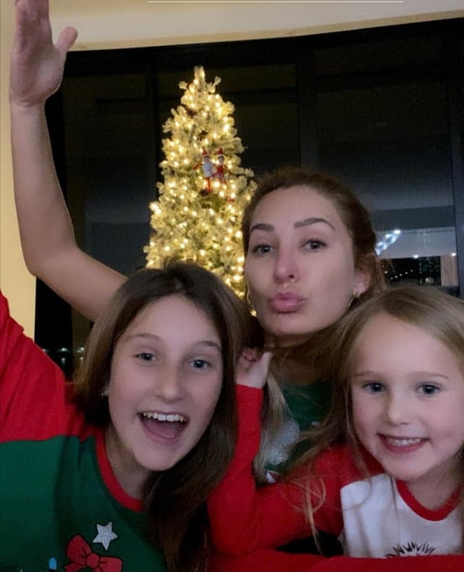 La actriz mexicana Geraldine Bazán festejó la Navidad
<b> acompañada de sus hijas</b> Elissa Marie y Alexa Miranda.