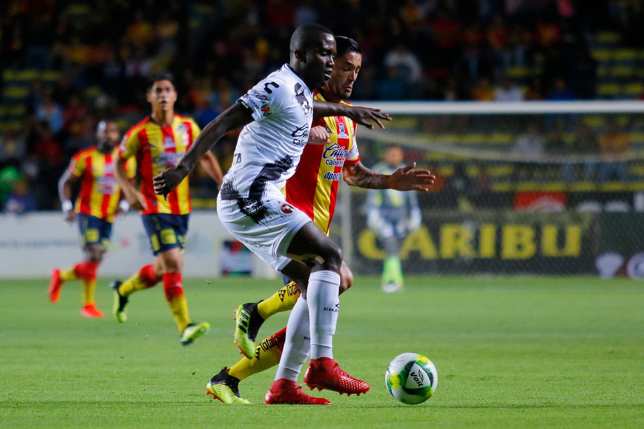 Con el pasar de los minutos ya el equipo que dominaba las acciones era el visitante y eso se traducía en un ambiente de quietud y silencio en el graderío del Morelos.