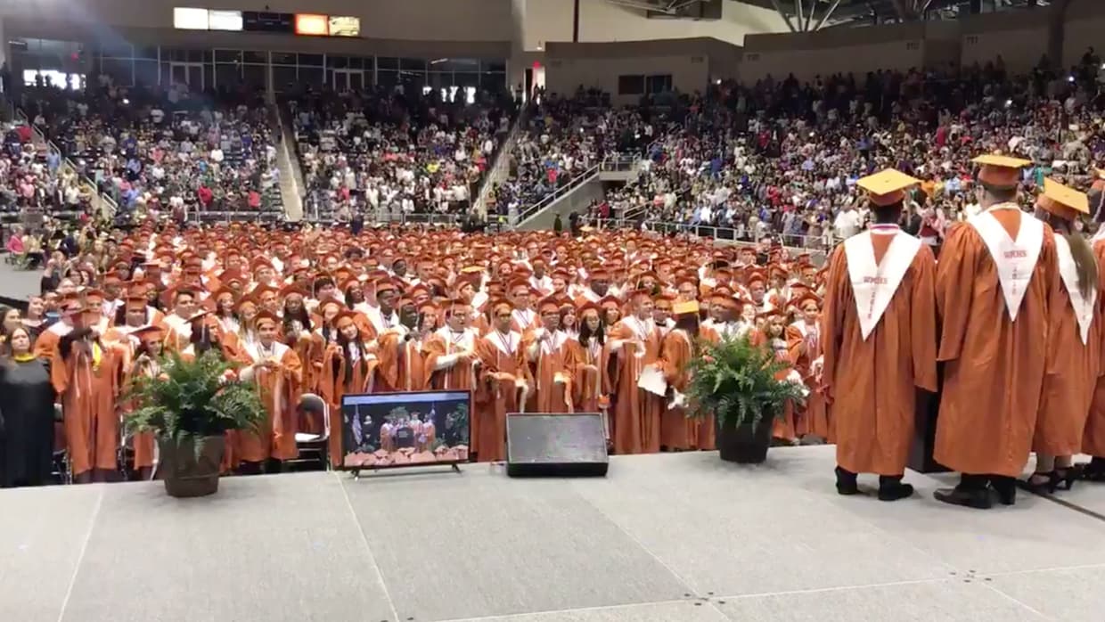 "Perdí a mi madre por cáncer en mi tercer año de secundaria, y solo quería decir que te estoy enviando amor y paz. Es difícil seguir con la normalidad de la escuela cuando algo tan anormal está sucediendo en otra parte de la vida, pero lo hiciste y este extraño afín está muy orgulloso", le respondió una usuaria que se identifica como Leemah. "Perdí a mi madre el año pasado, que también era mi tercer año de secundaria. Lo entiendo completamente. Que tu madre descanse en paz ❤️", comentó Lit Lyss.