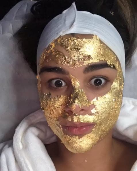 Clarissa tiene muy 
<a href="https://www.univision.com/shows/el-gordo-y-la-flaca/la-divertida-foto-de-clarissa-molina-en-roma-que-tuvo-un-final-atropellado-fotos">buen sentido del humor</a>, por eso es muy querida entre sus seguidores: "Primera vez que me hago la mascarilla de oro y ¡me encantó! Sirve para estimular el colágeno, elasticidad y mantener todo firme. Es mejor empezar desde ya a cuidarse".