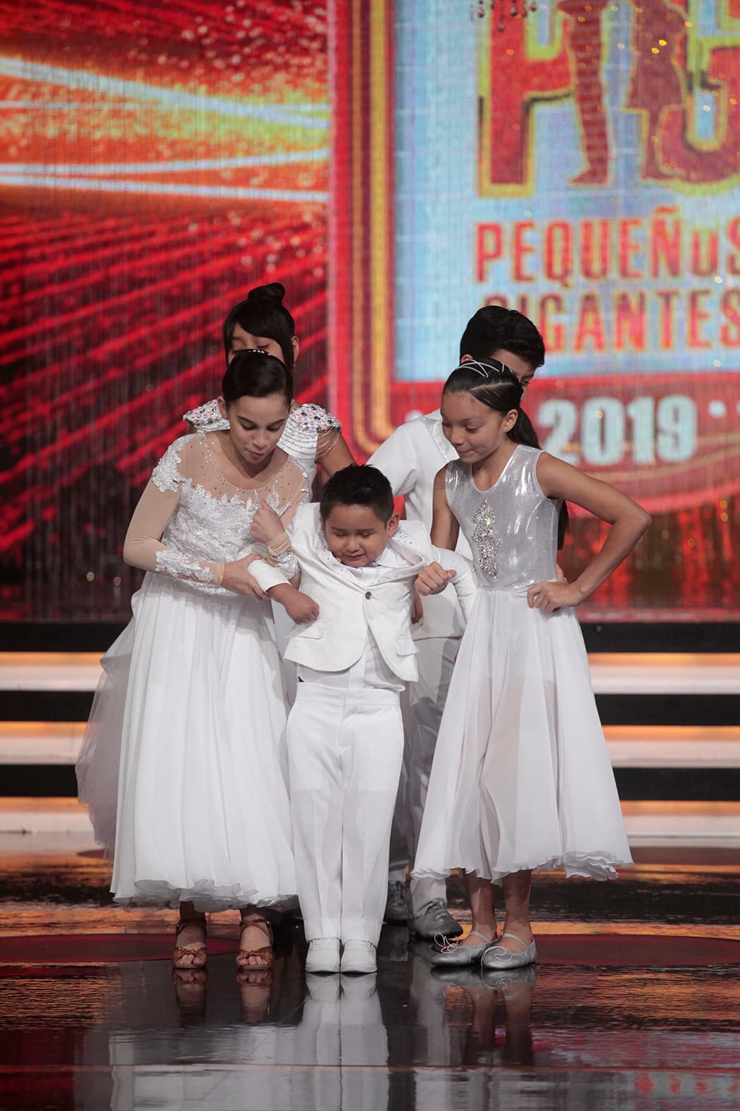 Giovani presentó a su equipo al inicio de esta gala. Adilene, Yamil, Sara y Mariana estaban listos para esta muestra de integración de talentos.