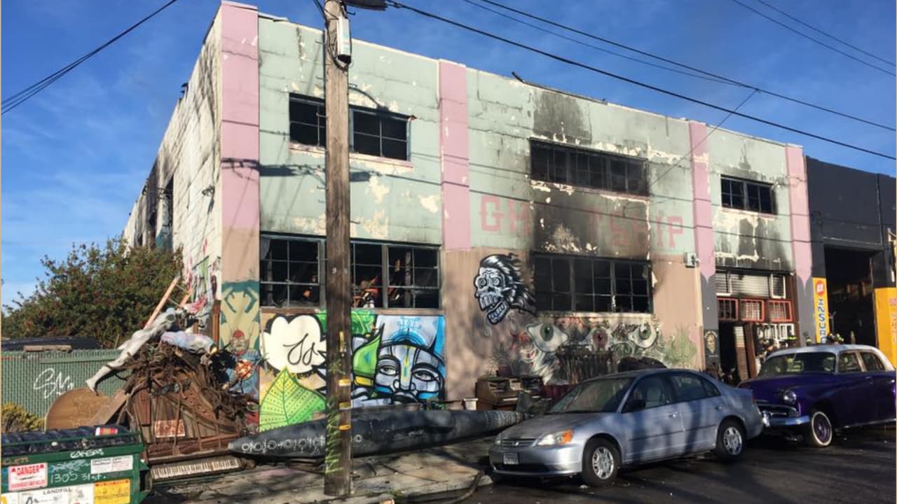 El almacén incendiado en Oakland había sido catalogado como riesgoso por la acumulación de basura