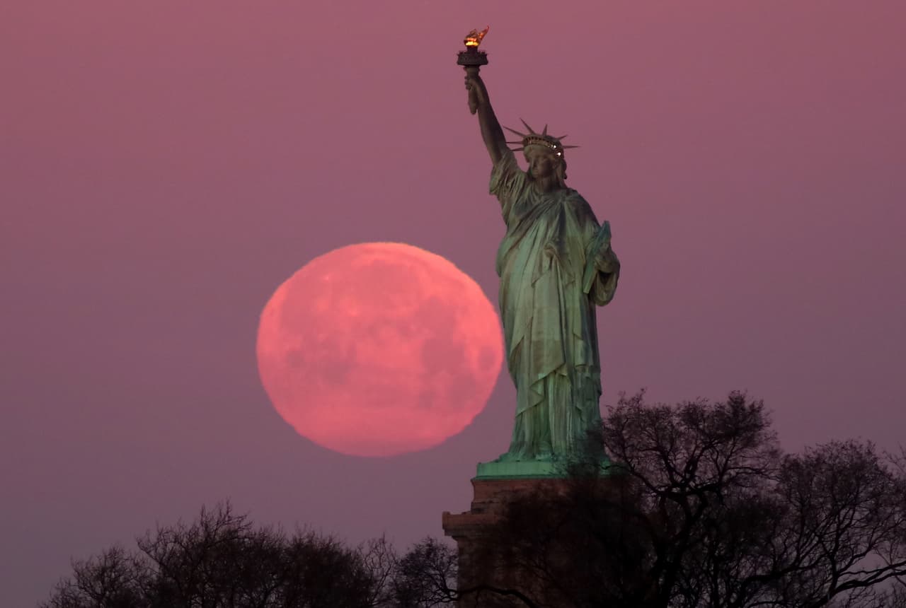 La ‘superluna de nieve’ cuando el sol levantaba esta mañana en Nueva York. Se llama la 'superluna de nieve' porque su aparición coincide con los meses de nevadas en EEUU y Europa.