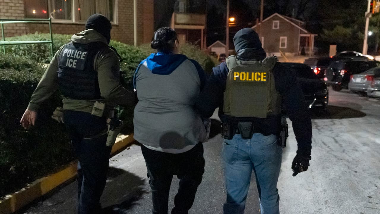 ¿Se puede grabar a los agentes de ICE durante una detención? Conoce tus derechos y las mejores prácticas para hacerlo