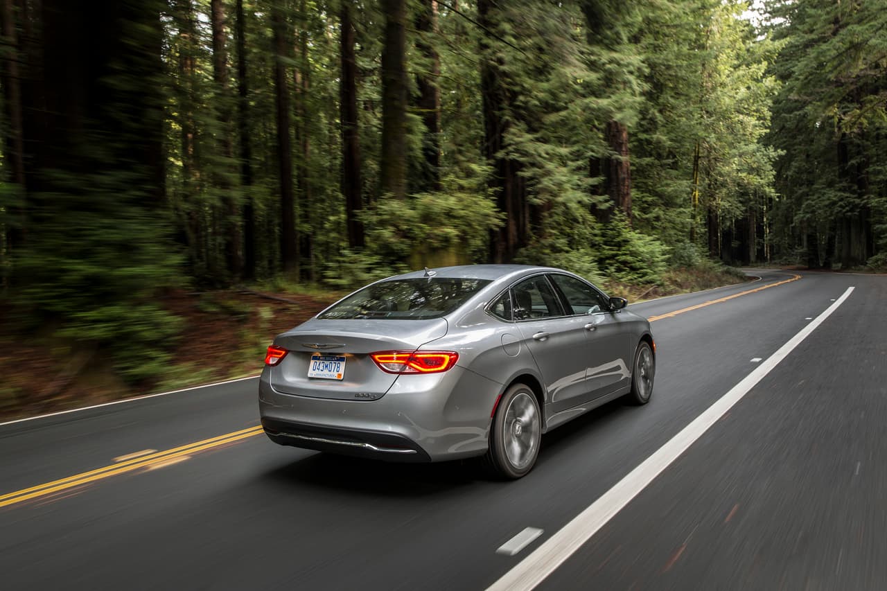 Contaba con dos opciones de motores: Multiair 2.4 litros de 184 caballos o V6 Pentastar 3.6 litros y 295 caballos de fuerza, así como transmisión automática de nueve velocidades.