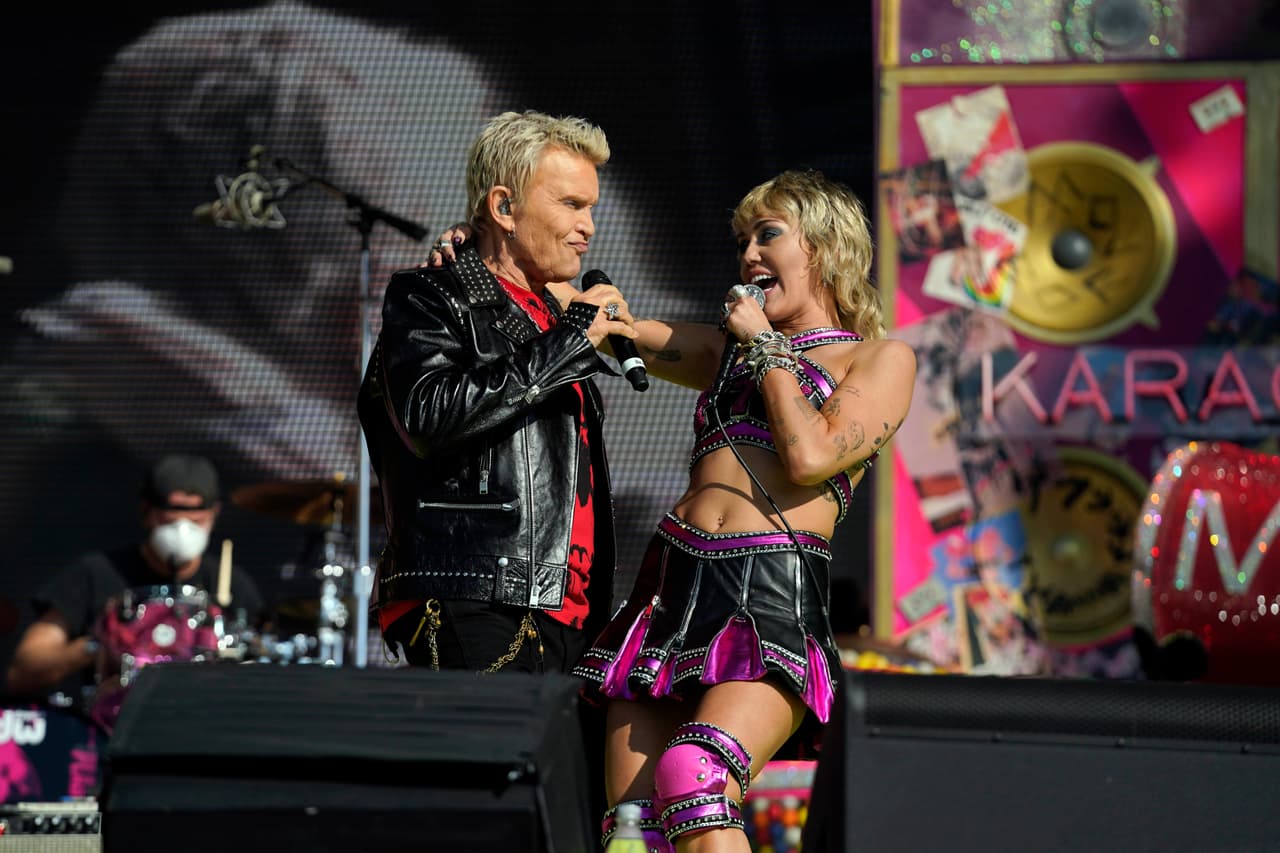 Miley Cyrus cantó 'White Wedding' junto a Billy Idol.