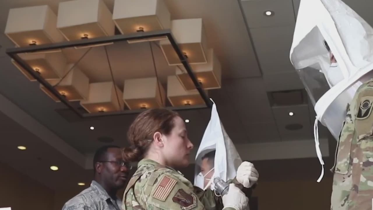 Miembros de la Guardia Nacional llegan a Floresville para realizar pruebas de coronavirus