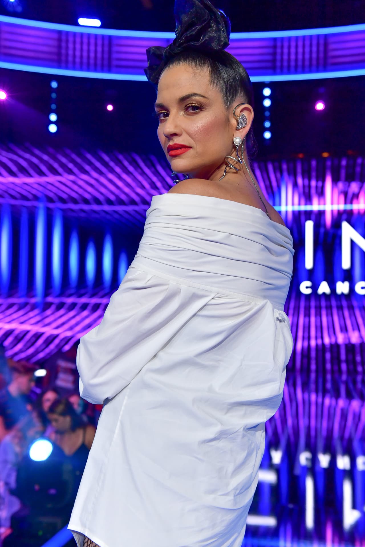 Llamó mucho la atención su bello tocado, que fue hecho a mano, por ella misma: "Lo hice con organza de seda y con mis propias manos especialmente para esta ocasión”. Y sí, también hizo el que usó para su número musical: "Me encanta hacerme mis tocados de flores".