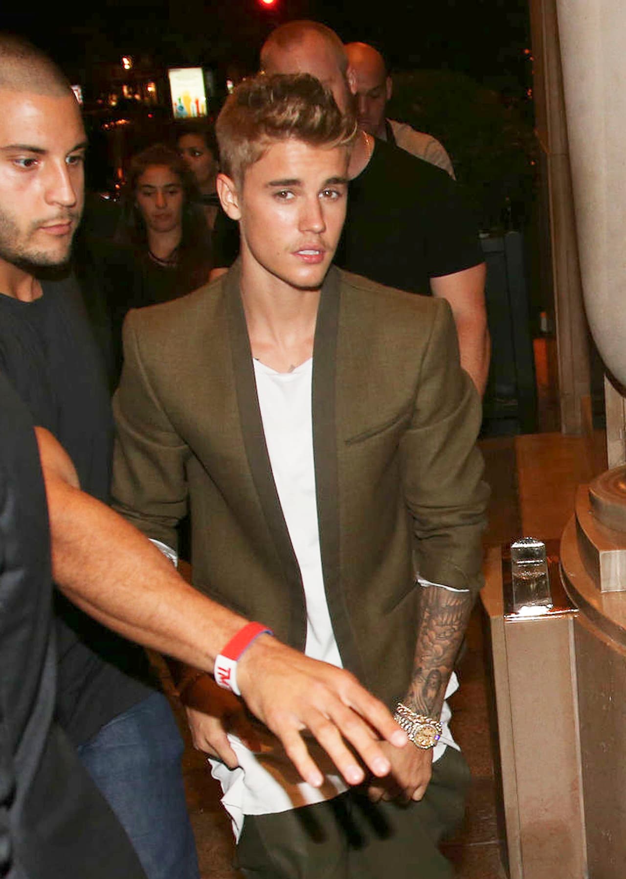 La joven, entonces de 20 años, dijo que el bebé era fruto de una relación esporádica que mantuvo con Bieber en un baño del Staples Center de Los Ángeles en octubre de 2010.