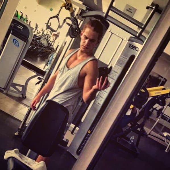 Polo Morín tiene un cuerpo muy trabajado, se nota que lleva varios años metido en el gimnasio.