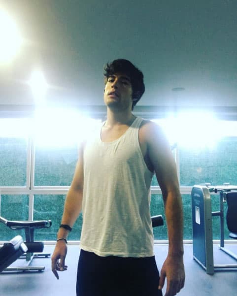 Danilo Carrera es deportista desde muy joven, fue futbolista profesional cuando era adolescente.