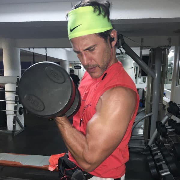 A Jorge Aravena le encanta hacer pesas, por eso es que tiene esos tremendos bíceps.