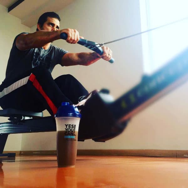 Esos bíceps de Pedro Moreno no se mantienen solos, son el resultado de varias horas a la semana de ejercicio en el gimnasio.