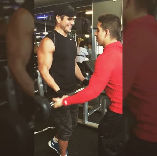 Daniel Arenas también tiene fuertes bíceps, ¿a quién no le gustaría un abrazo de este galán colombiano?