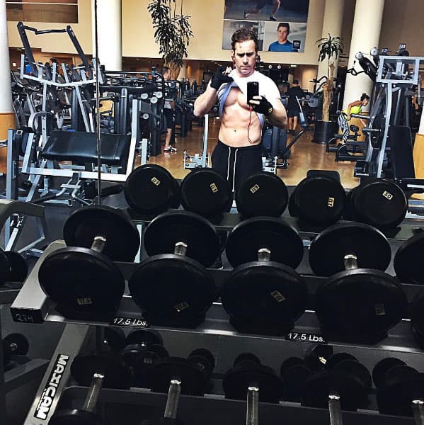 A Carlos de la Mota le gusta presumir su abdomen, y es que lo tiene perfecto ¿no crees?