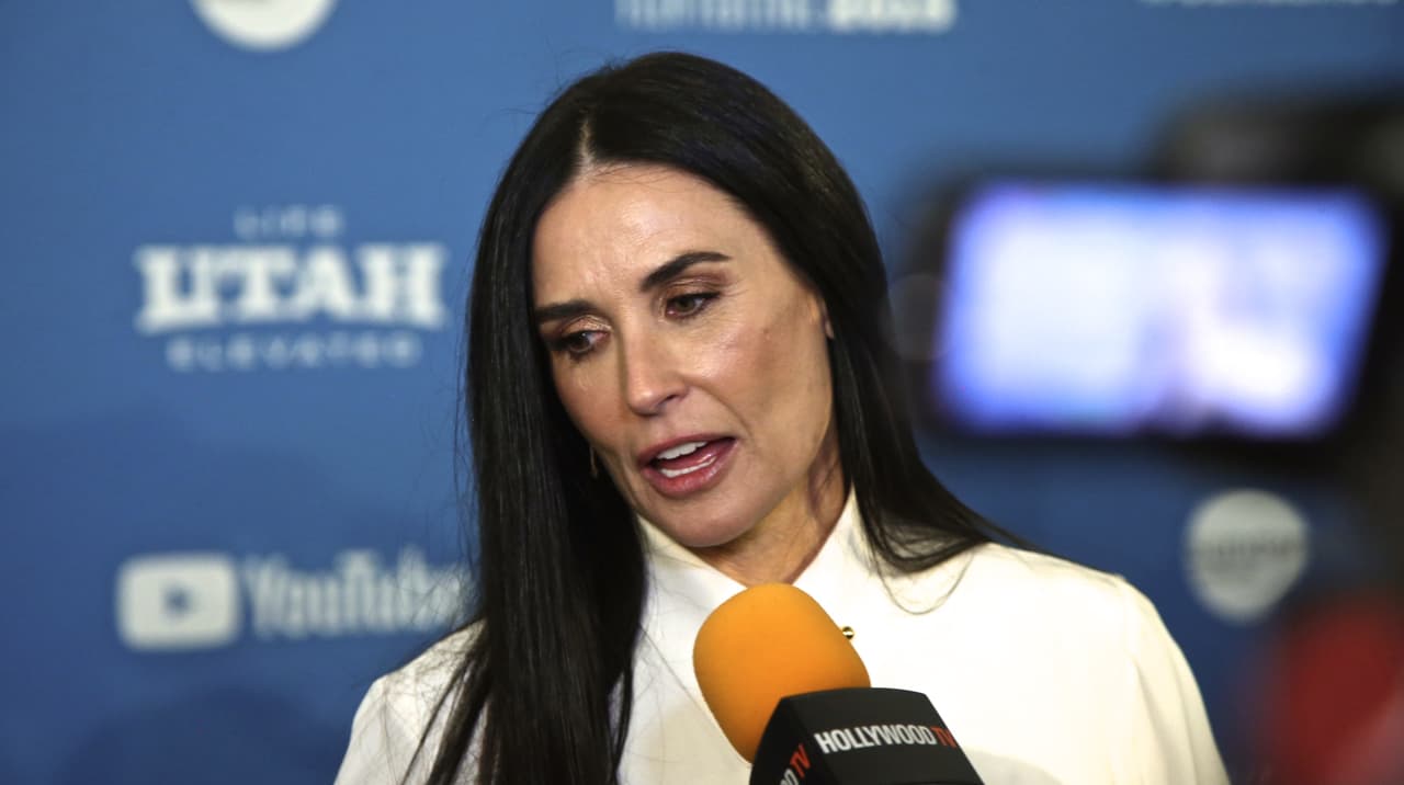 Cuando Demi Moore tenía 15 años, alguien la violó. Un año más tarde, ella dejó su casa y comenzó a buscar cómo salir adelante en la vida. Hizo varios trabajos como modelo y comenzó a estudiar actuación.