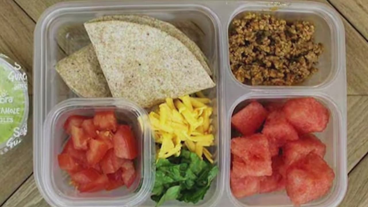 ¿Preparas comida para que tus hijos lleven a la escuela? Sigue estos consejos para evitar que se enfermen por ello