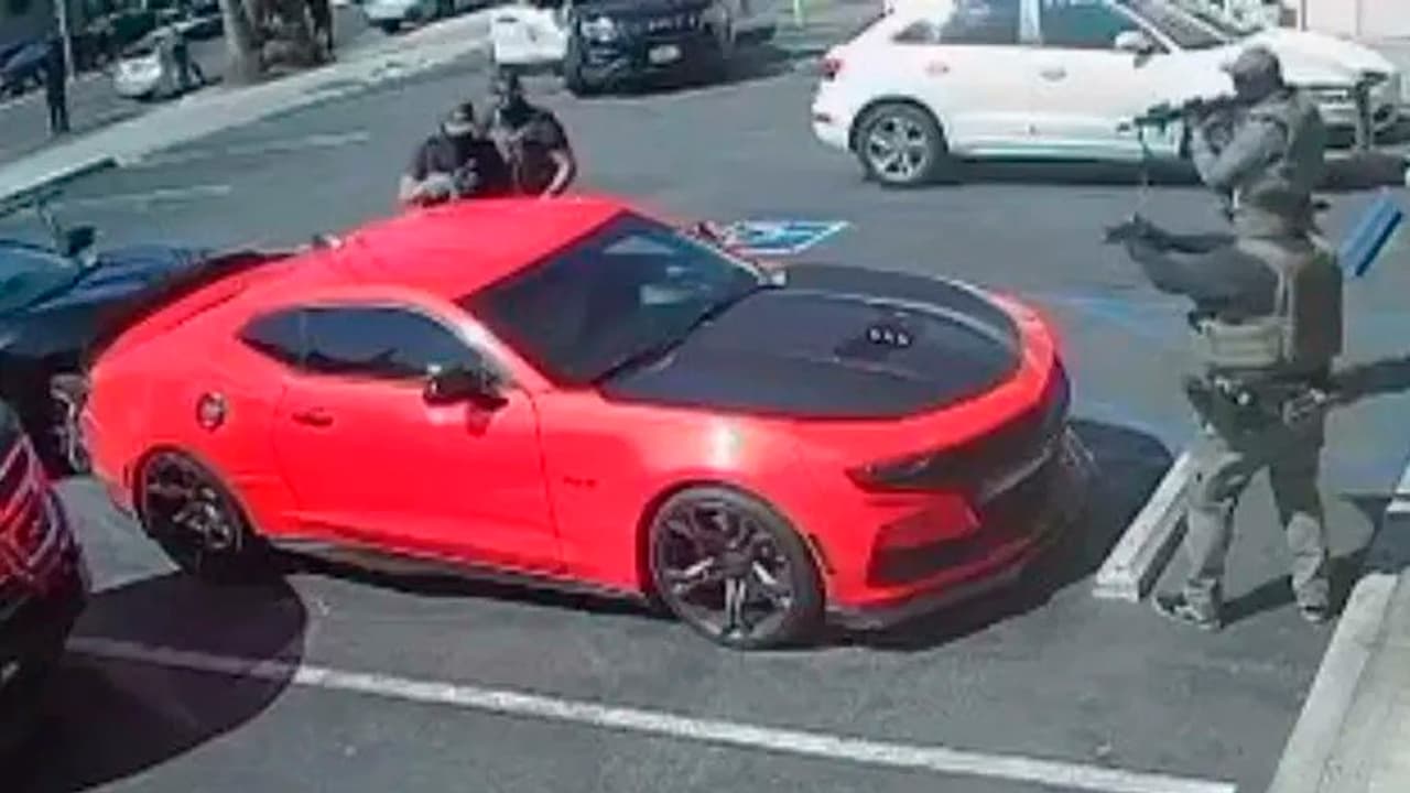 Agentes federales armados detienen violentamente a tres personas en Van Nuys