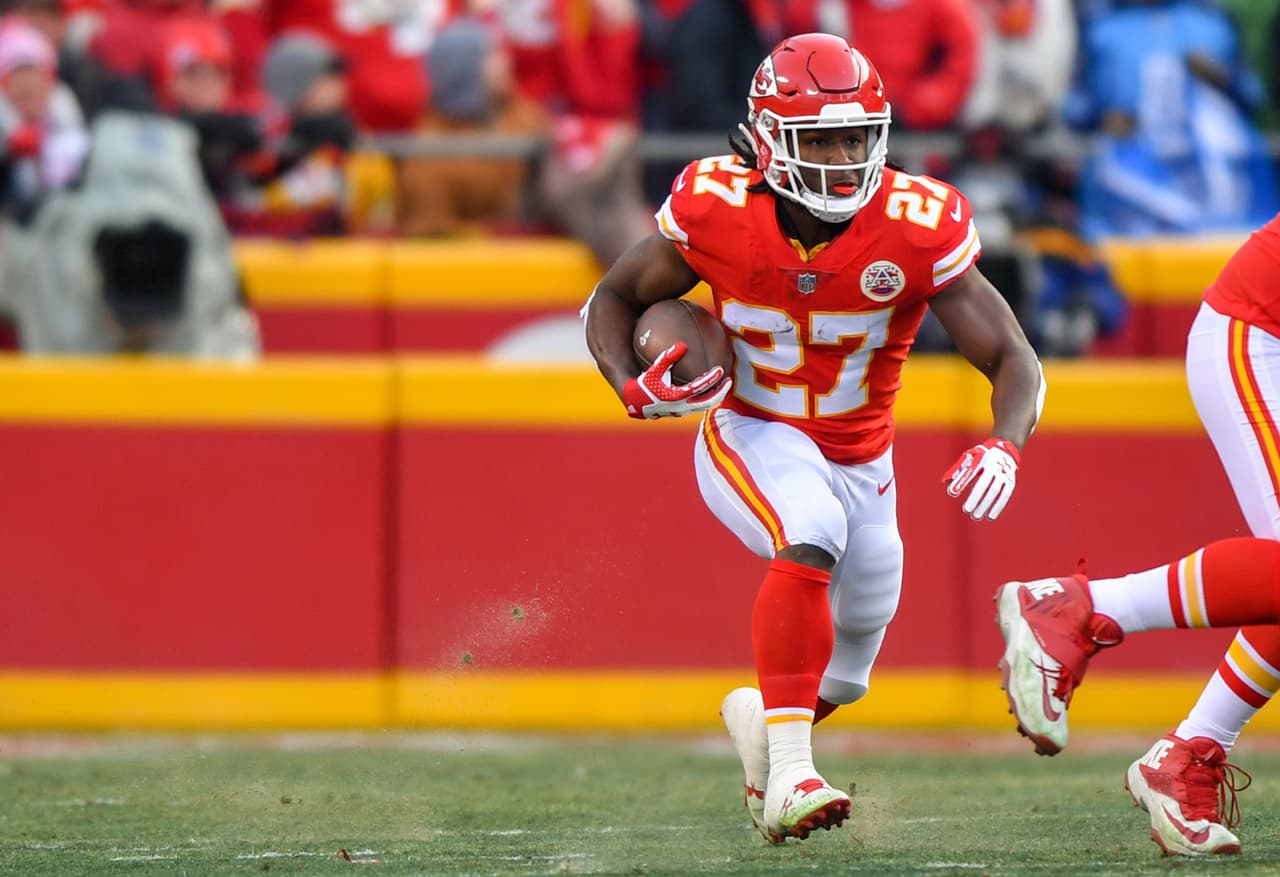 Kareem Hunt fue el mejor corredor de los Chiefs tras sumar 42 yardas en 11 acarreos con una anotación.