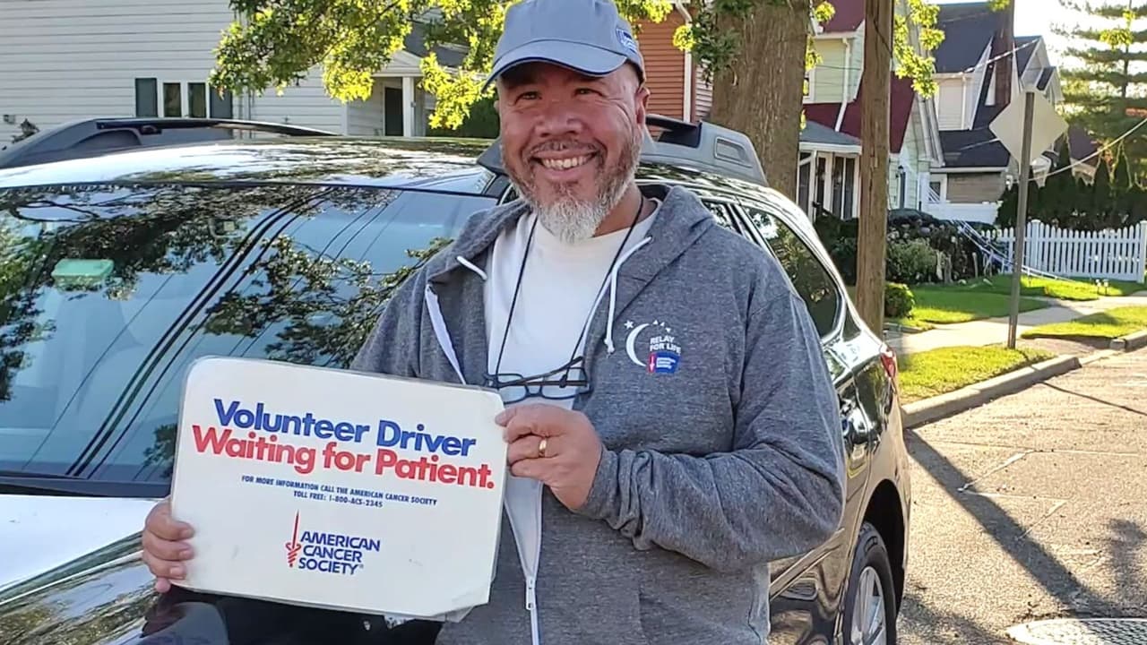 Octubre: Miguel Meléndez. Es un expsicólogo del departamento de educación que ahora dedica su tiempo a transportar a pacientes con cáncer hasta los lugares donde les brindan tratamiento. “Mi esposa y yo somos sobrevivientes del cáncer. Quiero ofrecerles a todos cualquier ayuda en la lucha contra esta enfermedad y que sepan que no están solos en esta batalla”, asegura Meléndez.
<br> 
<a href="https://univision.wyng.com/Angel_del_41_2021" target="_blank">Haz clic aquí para votar</a>