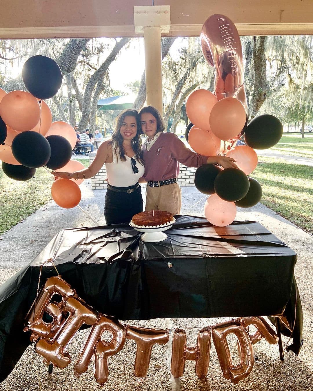 La fecha no pasó desapercibida y 
<b>su familia organizó un festejo</b> en el que la jovencita aparece entre un pastel de cumpleaños y decoración con globos en tonos coral, bronce y negro.