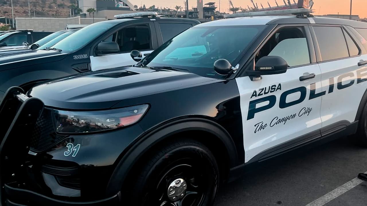 Hallan muerto a hombre dentro de patrulla frente a comisaría en Azusa; familia exige respuestas