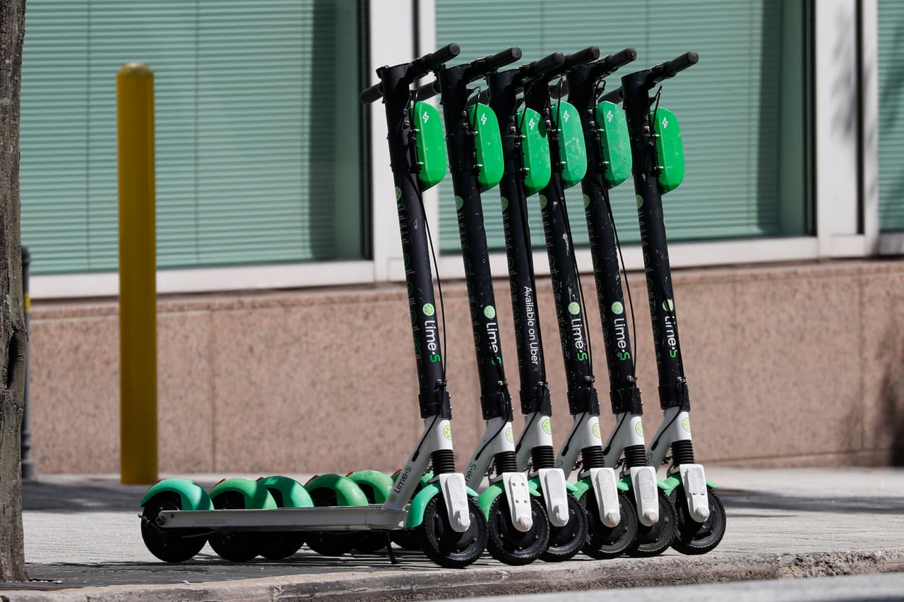 Scooters eléctricos se encuentran estacionados por una de las calles de Atlanta. (Archivo)