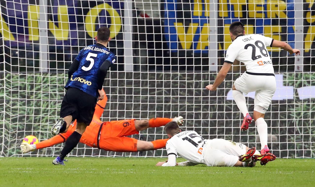 Lautaro Martínez dio una asistencia y anotó de penalti een el triunfo por 2-0 del Inter de Milán en San Siro contra el Spezia. Roberto Gagliardini anotó el primero al minuto 36'.