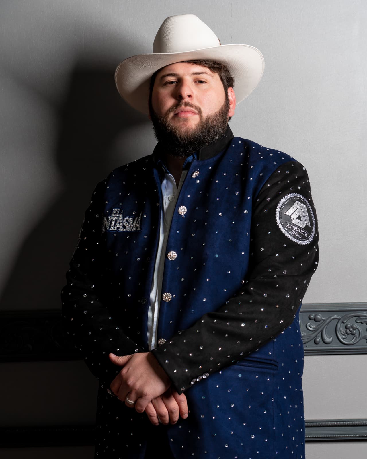 <b>'Guárdame esta noche' </b>es el álbum con el que
<b> El Fantasma</b> suma tres nominaciones en Premios Lo Nuestro 2021. El artista representante del género regional mexicano también está nominado Artista Del Año - Regional Mexicano y Álbum del Año.