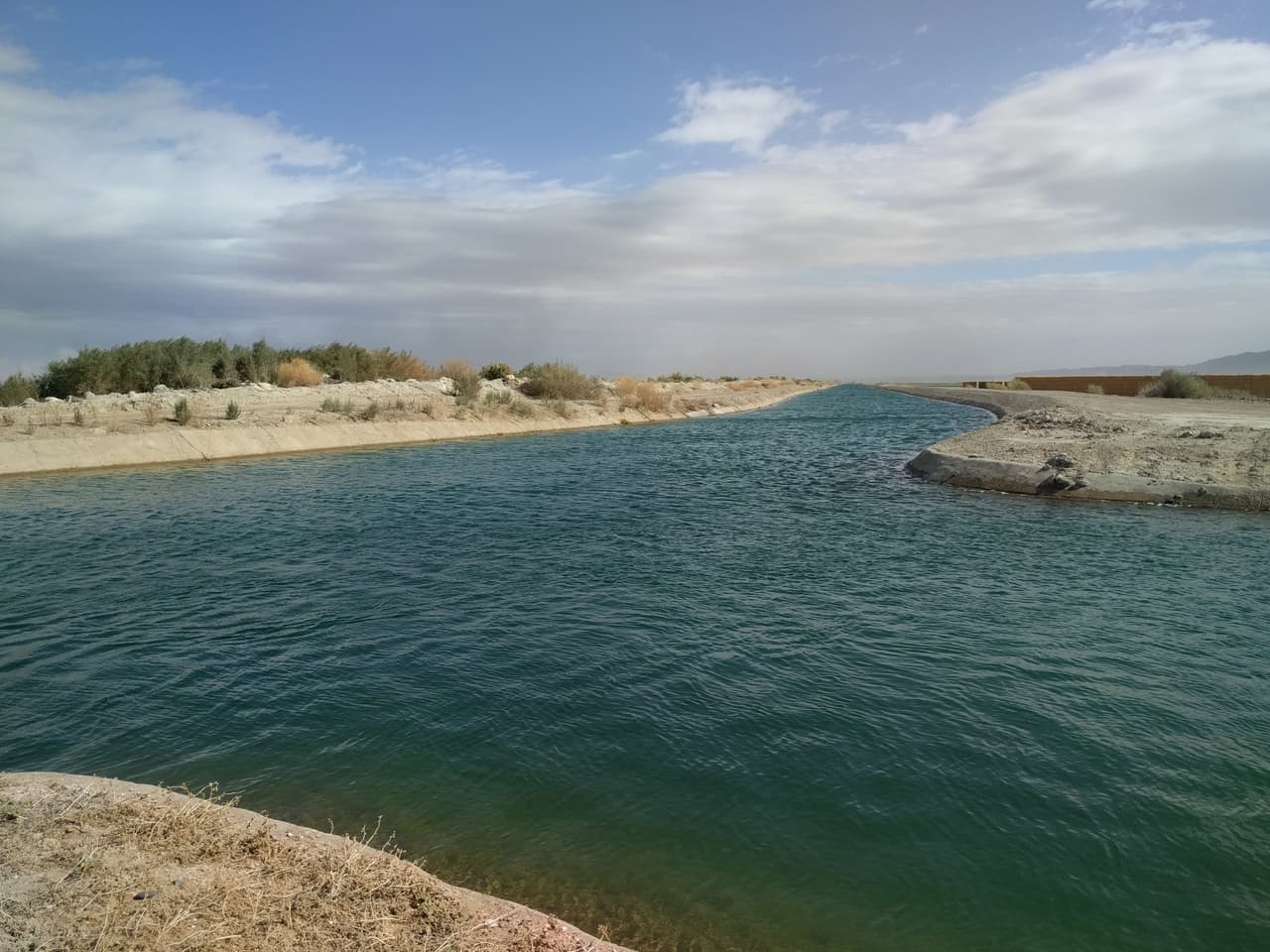 Las Tribus Indígenas del Río Colorado (comúnmente conocidas en CRIT, y compuestas por miembros de las tribus Navajo, Hopi, Mohave y Chemehuevi) poseen los derechos de más de 660,000 acres-pies de agua del Río Colorado.