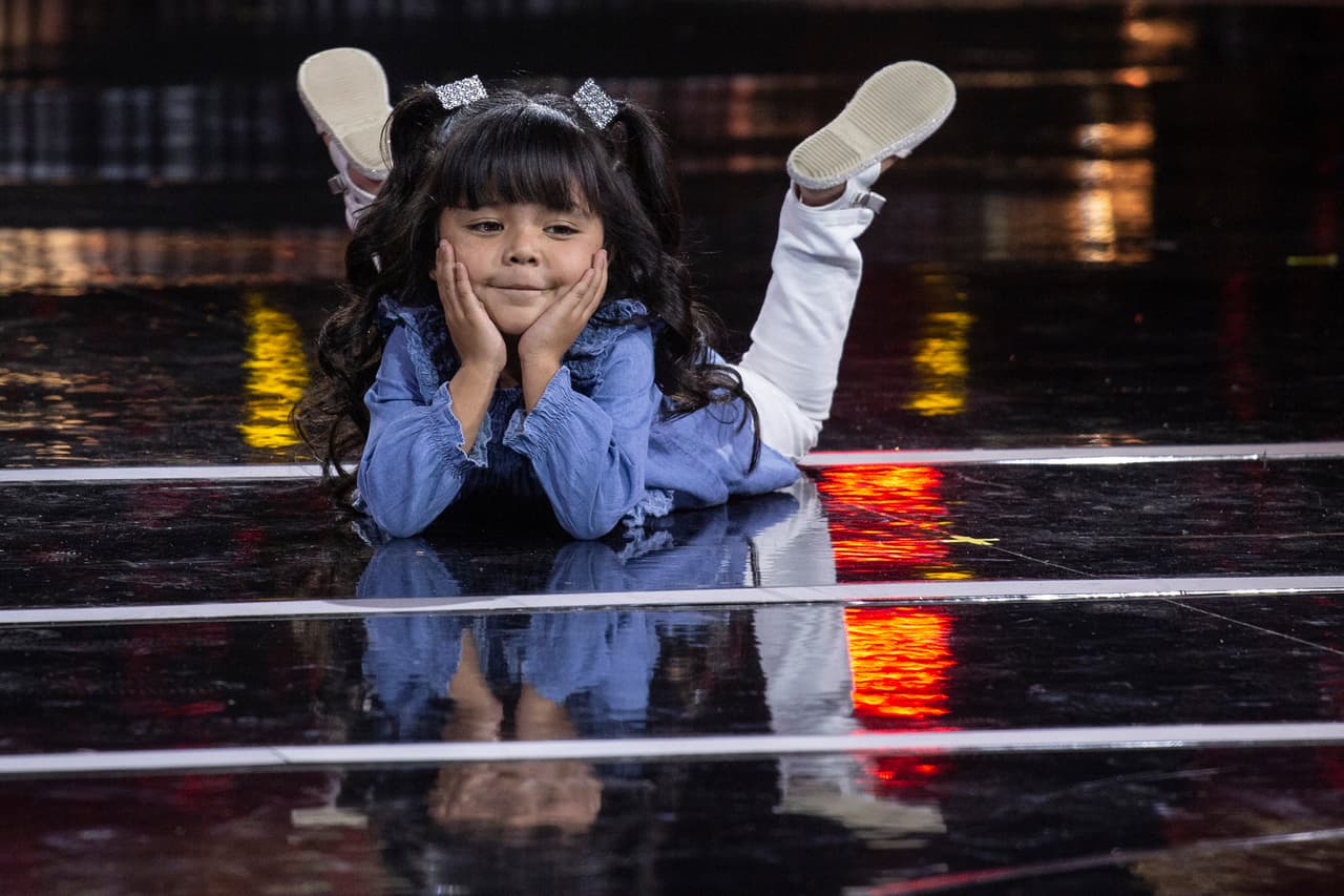 Mayte es una niña alegre, risueña, noble y sociable que desde su primera presentación le robó sonrisas al público.