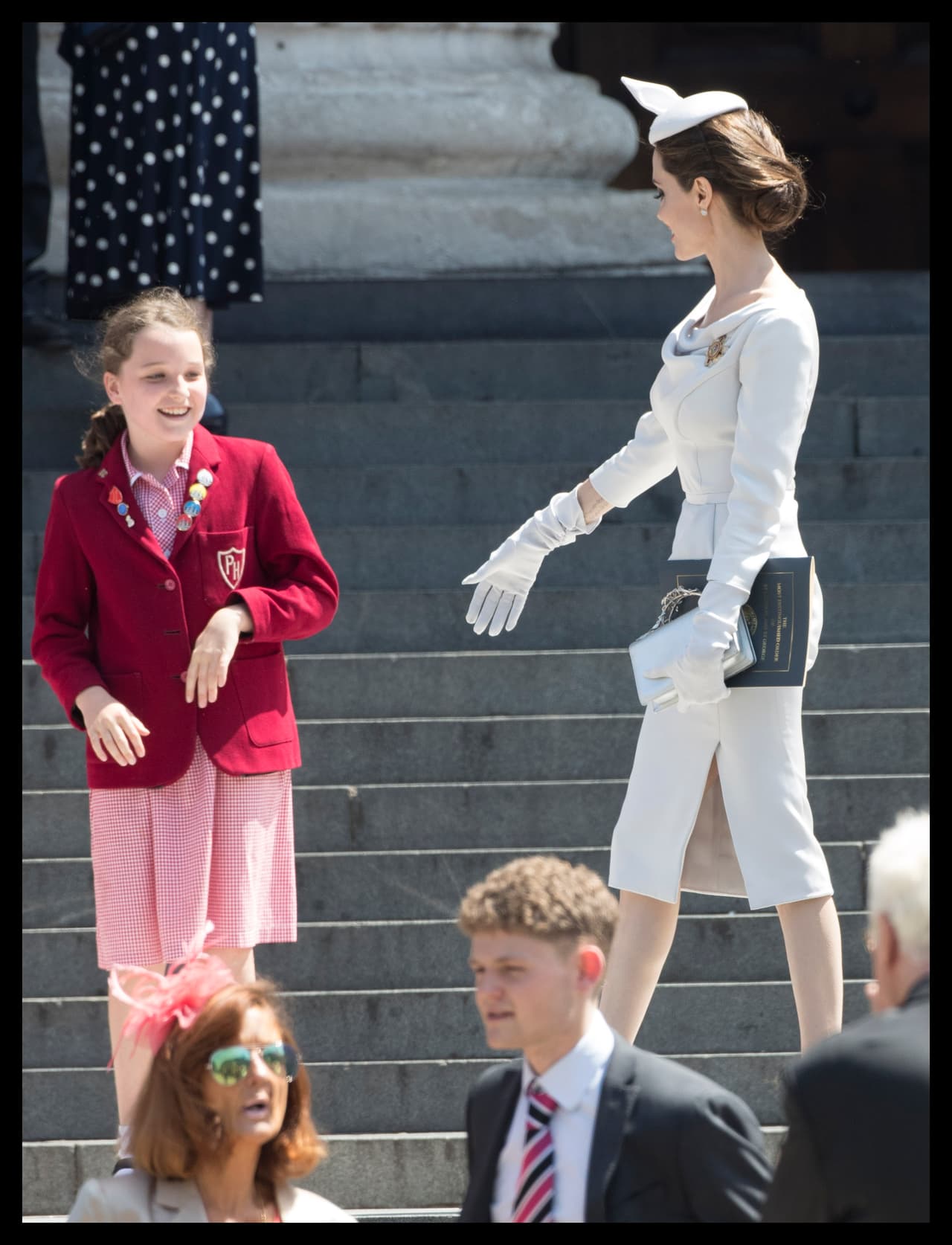 Para la ocasión, la expareja de Brad Pitt usó una prenda con escote barco asimétrico de mangas tres cuartos y ceñida silueta en gris.