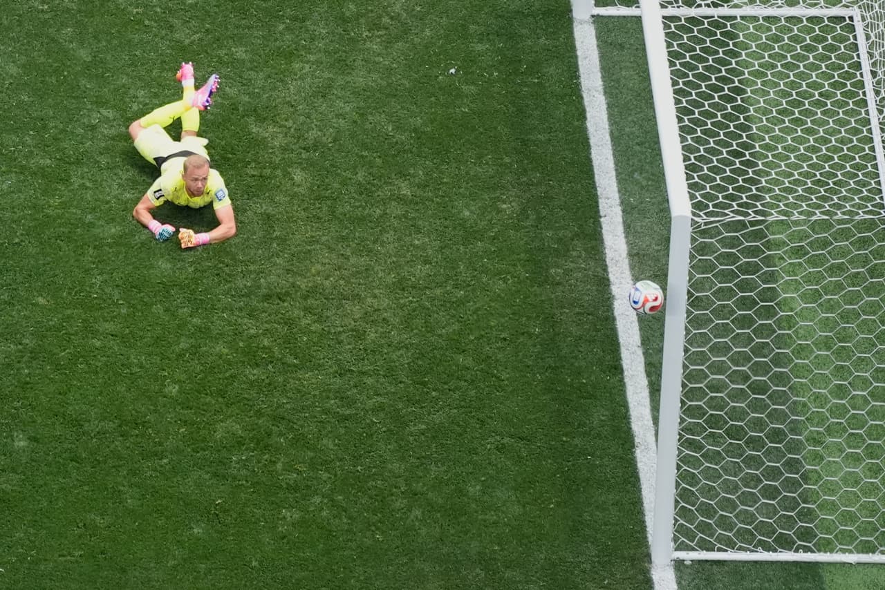 El portero de Suiza, Gregor Kobel (1), mira hacia atrás tras desviar un disparo que salió fuera de la portería durante el partido de dieciseisavos de final de la Copa del Mundo entre España y Austria en Inglewood, California, cerca de Los Ángeles, el jueves 2 de julio de 2026.
