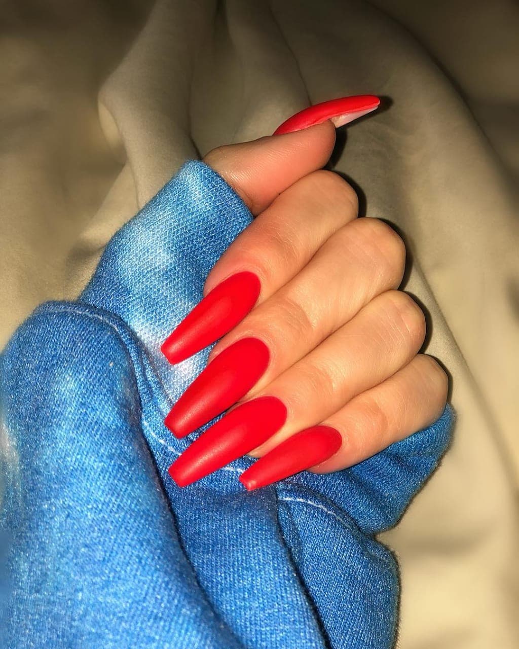 "Es molesto cuando la gente habla de mis uñas", se lee en un tuit publicado por Khloé.