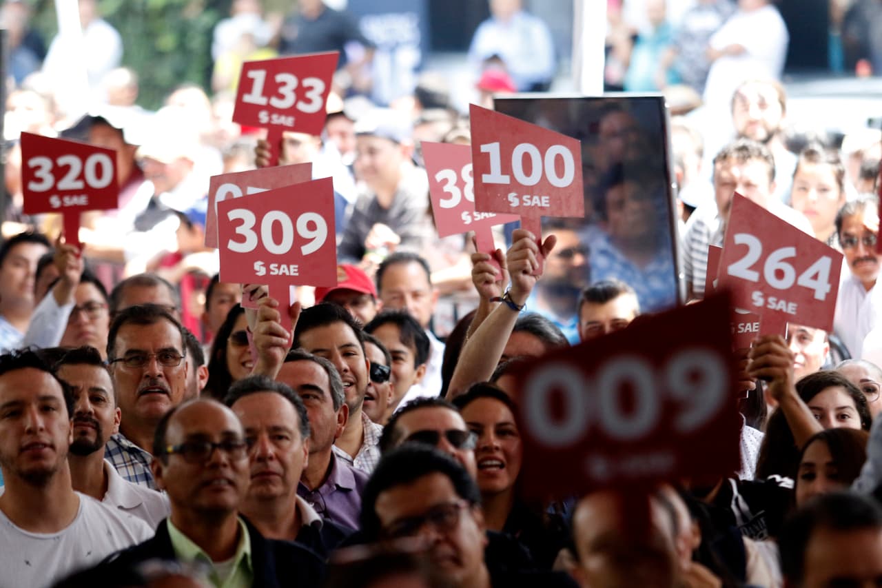 El Servicio de Enajenación de Bienes de México realizó la subastó un total de 82 automóviles, la mayoría de ellos confiscados por la Fiscalía General de la República al narcotráfico. Las ganancias, según el propio presidente de México, serán destinadas a las personas de menos recursos.