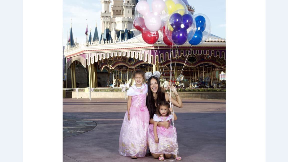 Adriana Lima y sus hijas Valentina y Sienna visitaron Disneyland y la pasaron de maravilla.