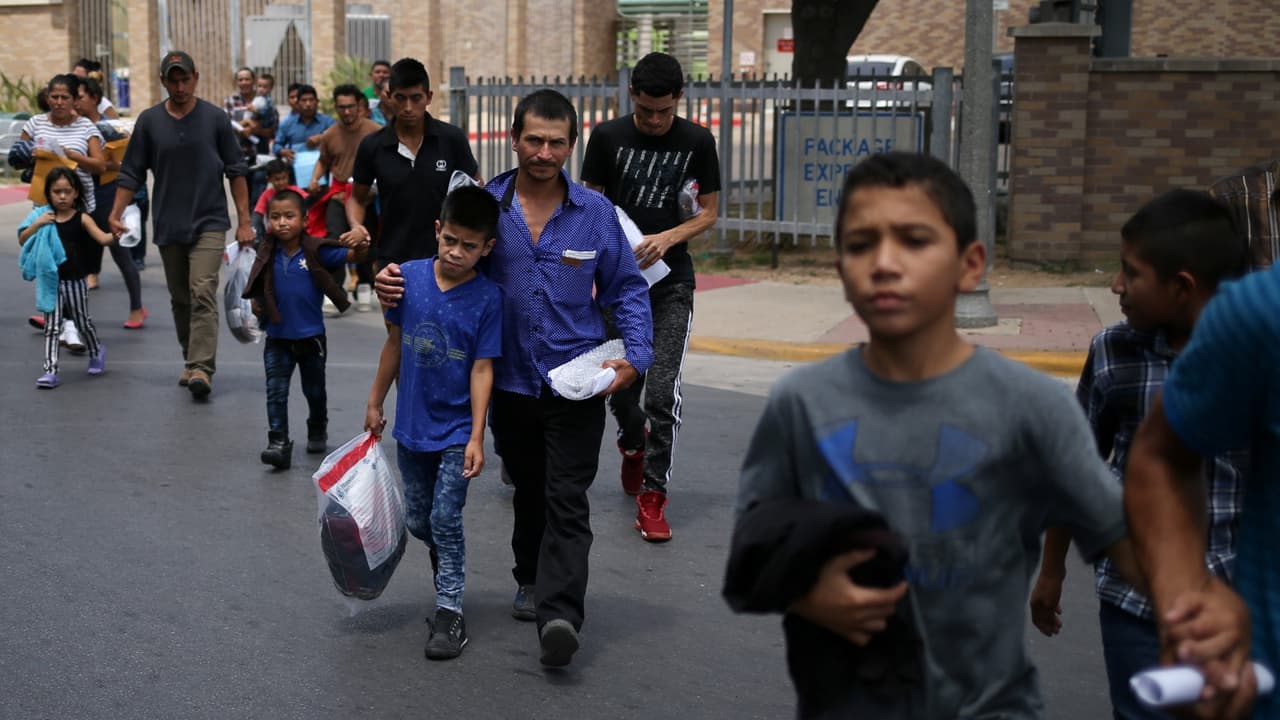 Juez sugiere que los niños separados de padres deportados sean reunificados en sus países de origen 