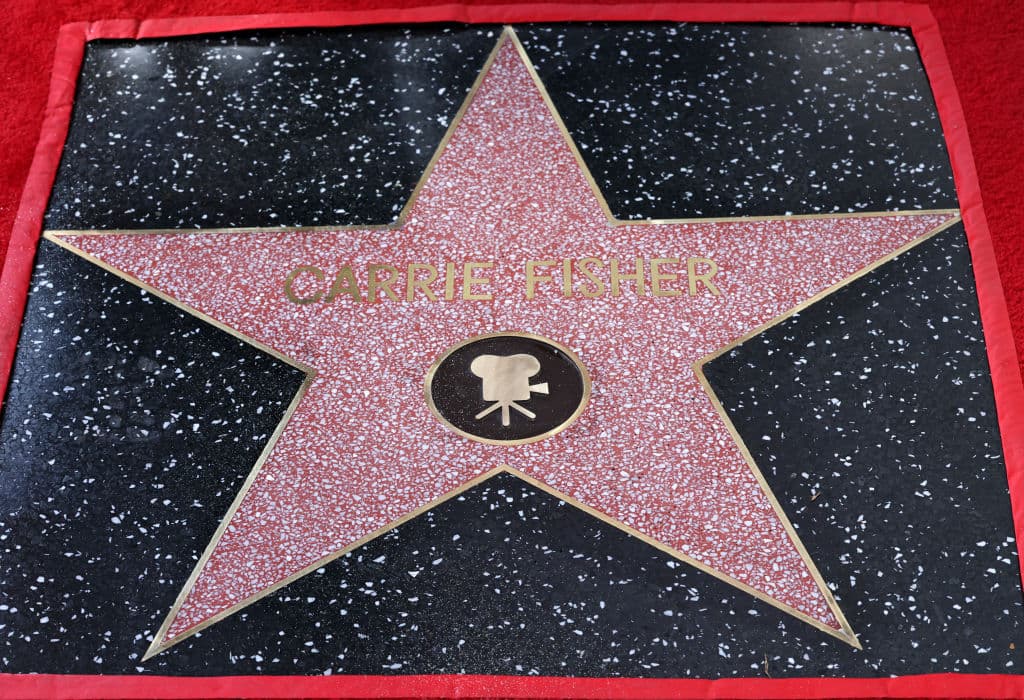 La estrella de Carrie Fisher, autora además de siete libros, es la número 2,754 en la categoría de Cine, del Paseo de la Fama en Hollywood.